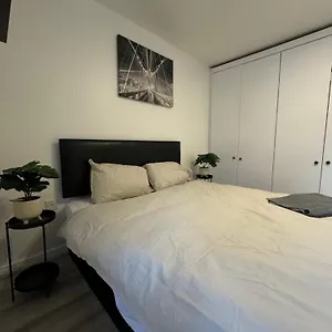 Spacious 3 Bedroom Home, With Private Driveway 5 Minutes From Excel Centre & Custom House , London United Kingdom