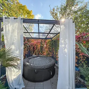 Modern 2bed Pad W/ Hot Tub , Barking (Greater London) United Kingdom